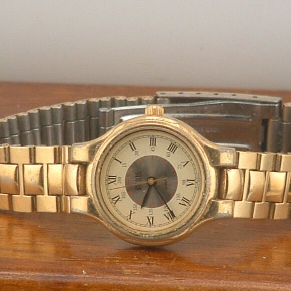 Pre-Owned Women’s Gold Color Bill Blass 001-2035 Dress Analog Watch - Picture 2 of 6